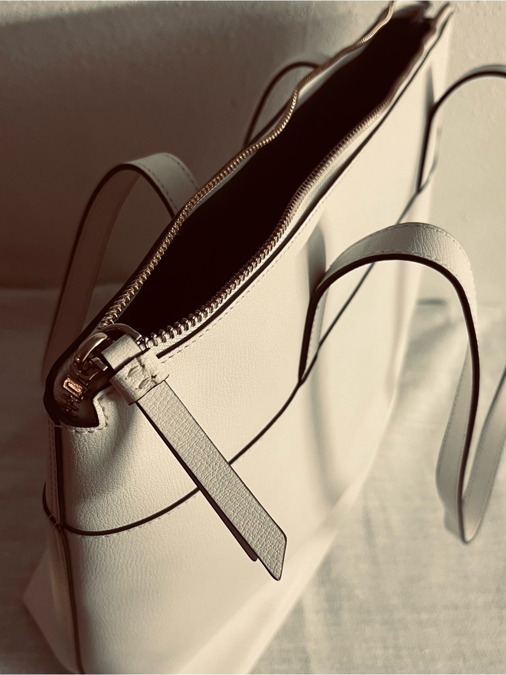 Kate Spade New York off-white leather Patricia tote w/blue hangtag & interior - Picture 7 of 10